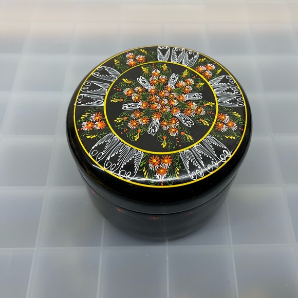 Round Painted Trinket box - Picture 7 of 9